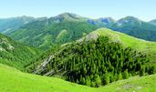 Die Nockberge sind die westlichste und höchste Gebirgsgruppe der Gurktaler Alpen und erstrecken sich über Teile Kärntens, Salzburgs und der Steiermark. Ihr Erscheinungsbild ist durch zahlreiche kuppenartige und grasbewachsene Berggipfel geprägt