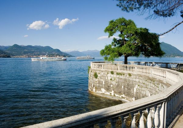 Der Lago Maggiore ist ein in den italienischen Regionen Piemont und Lombardei sowie im Schweizer Kanton Tessin gelegener, von dem gleichnamigen Hauptzu- und -abfluss Tessin durchflossener oberitalienischer See.